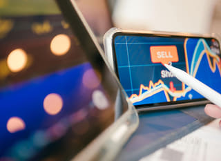 'n Multimarkhandelaar wat Bitcoin-, Ethereum- en forex-opsies ontleed.